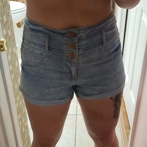 Highwaisted denim shorts